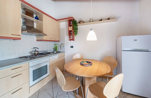 Colà Di Lazise Apartment | Cozy 'Vigneti A Colà' Apartment with Pool and Balcony