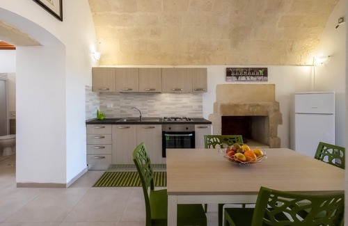 Uggiano la Chiesa Apartment | Villa Maddalena: Beachside Apartment with Garden & Wi-Fi