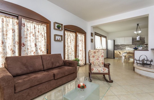 Viagrande Apartment | Apartment 'Villa Di Mauro' with Mountain View, Private Pool and Air Conditioning