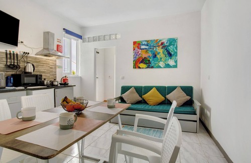Canico Apartment | Apartment 'Villa Pool Front' with Mountain View, Shared Pool and Wi-Fi