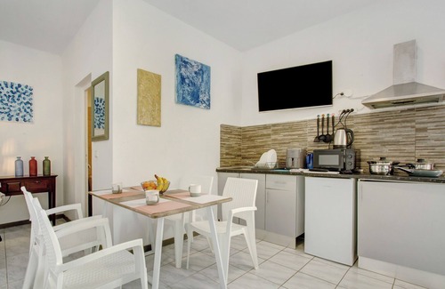 Canico Apartment | Apartment 'Villa Pool Front' with Mountain View, Shared Pool and Wi-Fi