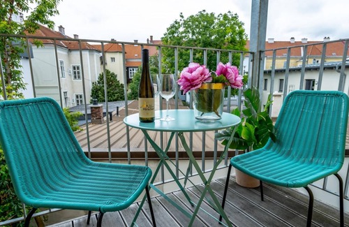 Krems an der Donau Apartment | Apartment with Terrace & King Bed in Krems Stadt