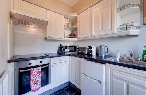 Ealing Apartment | Elegant Apartment in Ealing Broadway with Spa & Hot Tub