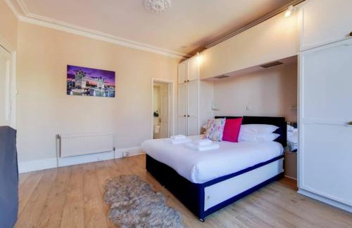 Ealing Apartment | Modern Apartment Near Ealing Broadway with Great Amenities