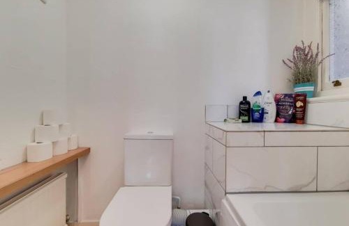 Ealing Apartment | Modern Apartment Near Ealing Broadway with Great Amenities