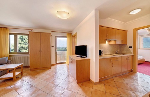 Lana Apartment | Beautiful Apartment "Weinsepphof 4" with Pool & Mountain View