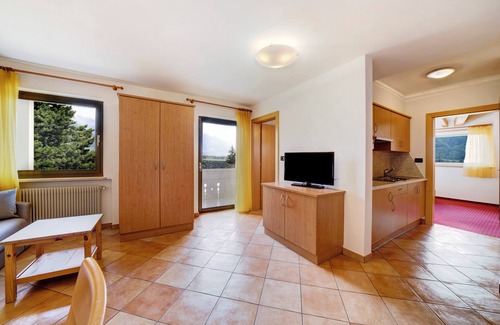 Lana Apartment | Beautiful Apartment "Weinsepphof 4" with Pool & Mountain View