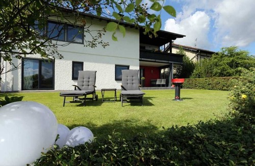Schalkenmehren Apartment | Cozy Apartment Welcome with Scenic Lake View and Amenities