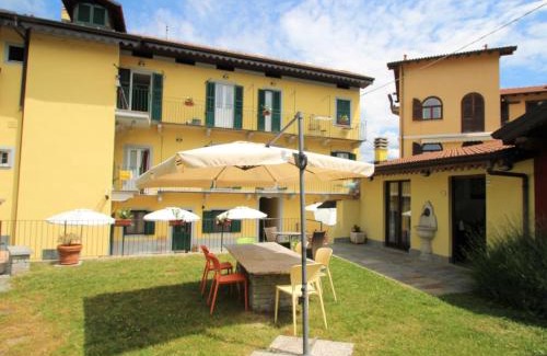 Germignaga Apartment | Cozy Apartment White: Child-Friendly Retreat Awaits You