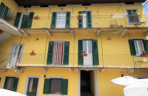Germignaga Apartment | Cozy Apartment White: Child-Friendly Retreat Awaits You