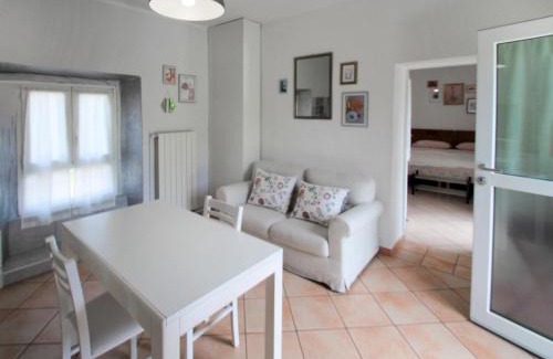 Germignaga Apartment | Cozy Apartment White: Child-Friendly Retreat Awaits You