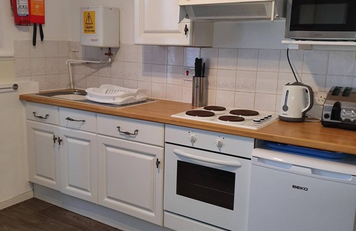 Weston-super-Mare Apartment | Oceanfront Apartment with Private Bathroom & Pool Access