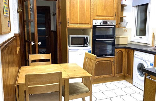 Weston-super-Mare Apartment | Oceanfront Apartment with Private Bathroom & Pool Access