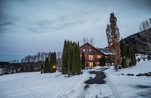Weitnau Apartment | Spacious Apartment in Peaceful Farmhouse with Breakfast