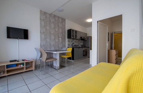 Municipality of Murter Apartment | Beachfront 2-Bedroom Apartment with Balcony & Ocean Views