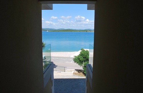Susica Apartment | Enchanting Apartment with Lake View and Oceanfront Access