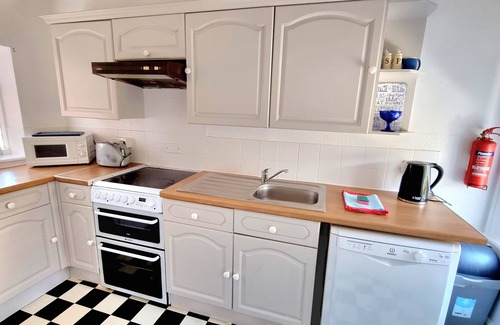 Swanage Apartment | Cozy Apartment with Garden View and Oceanfront Amenities
