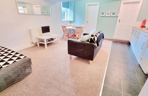 Swanage Apartment | Cozy Apartment with Garden View and Oceanfront Amenities