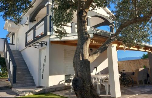 Podgradina Apartment | Modern Apartment with Pool and Mountain Views by the Sea