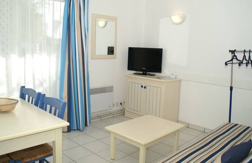 Fouras Apartment | Apartment with a view on the pool or see near Fort Boyard
