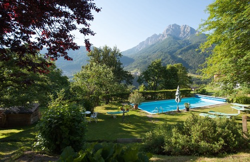 Telfes im Stubai Apartment | Cozy Apartment with Garden, Pool & Free Mountain Railways