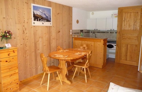 La Grave House | Cozy Apartment with Balcony and Spa for 4 Guests