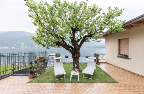 Lezzeno Apartment | Serene Apartment Overlooking Lake with Beautiful Garden