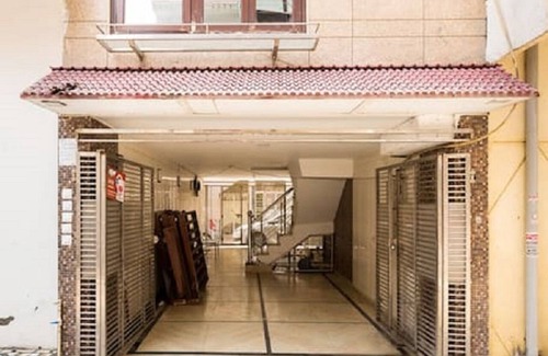 Tilak Nagar Apartment | Cozy Apartment Offering Privacy with Breakfast & Kitchen Access