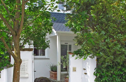 Waggershausen Apartment | Delightful Apartment with Terrace, Garden & Ocean Views