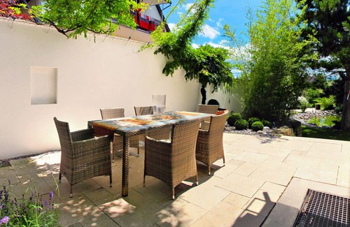 Waggershausen Apartment | Delightful Apartment with Terrace, Garden & Ocean Views