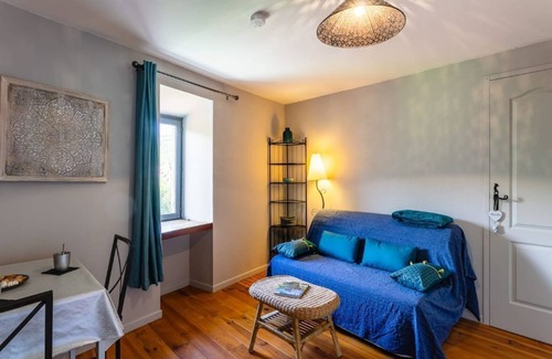 Cabrerets Apartment | Scenic Apartment with Garden & Spa Amenities, Rated 10/10