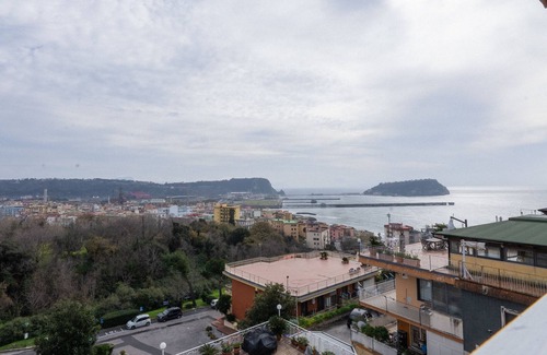 Pozzuoli Apartment | Apartment with free parking and sea view