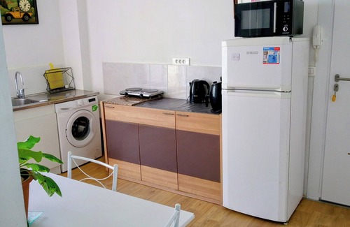 Charenton-le-Pont Apartment | Family-Friendly Ivone Guest with Full Kitchen Amenities