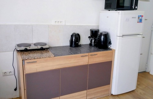 Charenton-le-Pont Apartment | Family-Friendly Ivone Guest with Full Kitchen Amenities