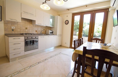 Trecastagni House | Cozy Etna Royal View: Two-Room Apartment with Garden