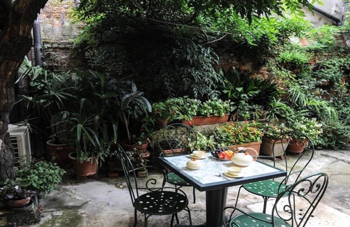 Santa Croce House | Historic Apartment with Garden & Free Cancellation in City Center