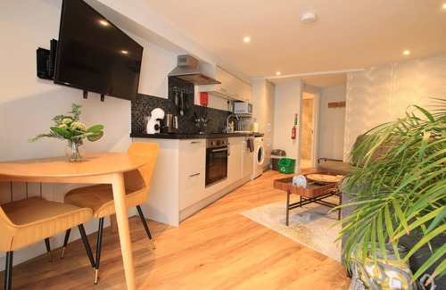 Yeovil Apartment | Inviting Apartment with Garden View - Guest Rated 9.8/10