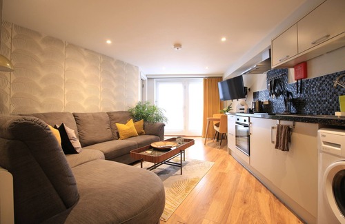 Yeovil Apartment | Inviting Apartment with Garden View - Guest Rated 9.8/10