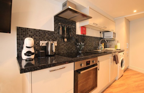 Yeovil Apartment | Inviting Apartment with Garden View - Guest Rated 9.8/10