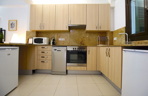 La Llotja-Born Apartment | Charming Apartment with Interior Patio in Old Town, Pet Friendly