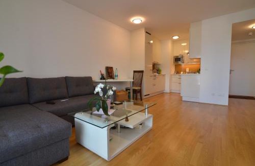 Kaisermuhlen Apartment | Convenient Apartment with Parking and Pet-Friendly Amenities