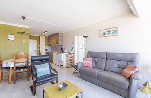 Middelkerke Apartment | Apartment with Pool & Parking