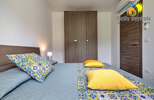 Capaci House | Cozy Beachfront Apartment with Pool & Spa Amenities
