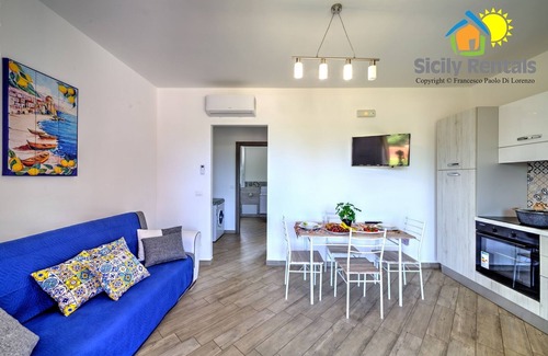 Capaci House | Cozy Beachfront Apartment with Pool & Spa Amenities