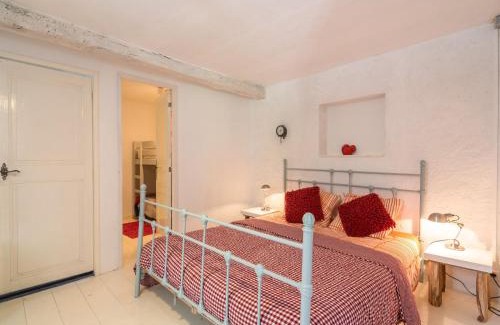 Artigat Villa | Inviting Villa in Artigat with Private Terrace Access