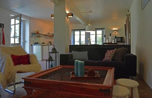 Artigat Villa | Inviting Villa in Artigat with Private Terrace Access