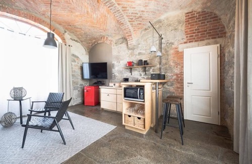 Buhlau Apartment | Designer Flat with Ocean View & Pool - Guest Rated 10/10