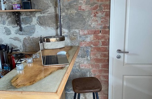 Buhlau Apartment | Designer Flat with Ocean View & Pool - Guest Rated 10/10