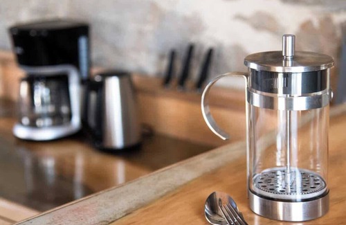 Buhlau Apartment | Designer Flat with Ocean View & Pool - Guest Rated 10/10