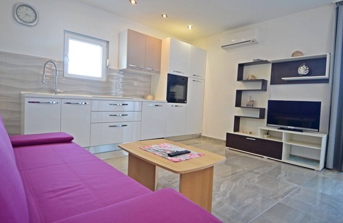 Murter Apartment | Beachfront Apartment with Ocean View & Perfect 10 Rating